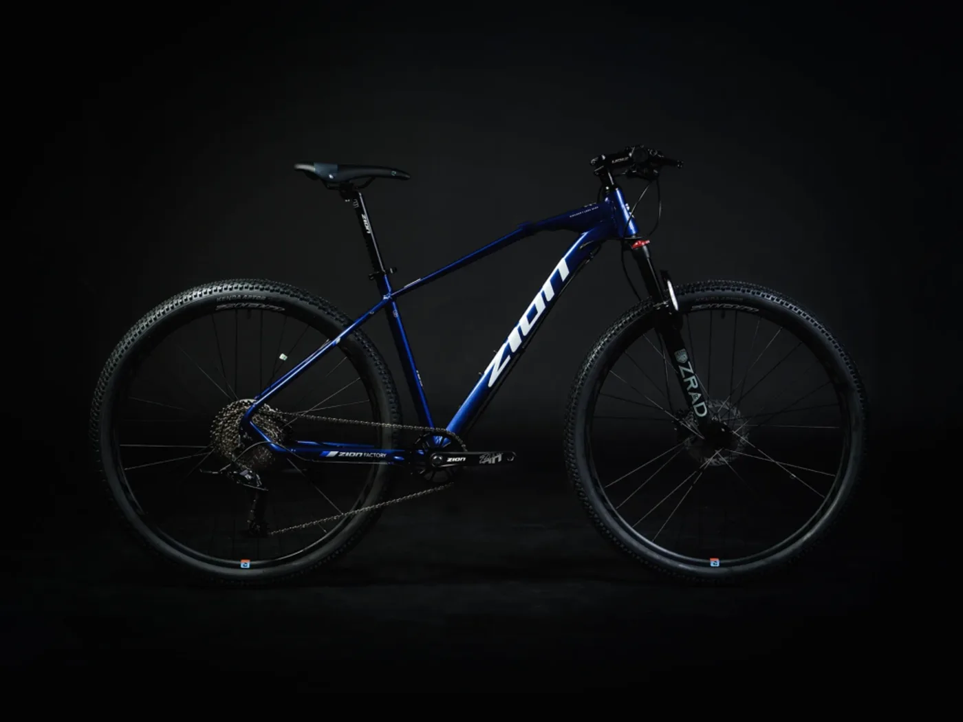 Bicicleta Zion Ovanta azul, de perfil sobre fondo negro