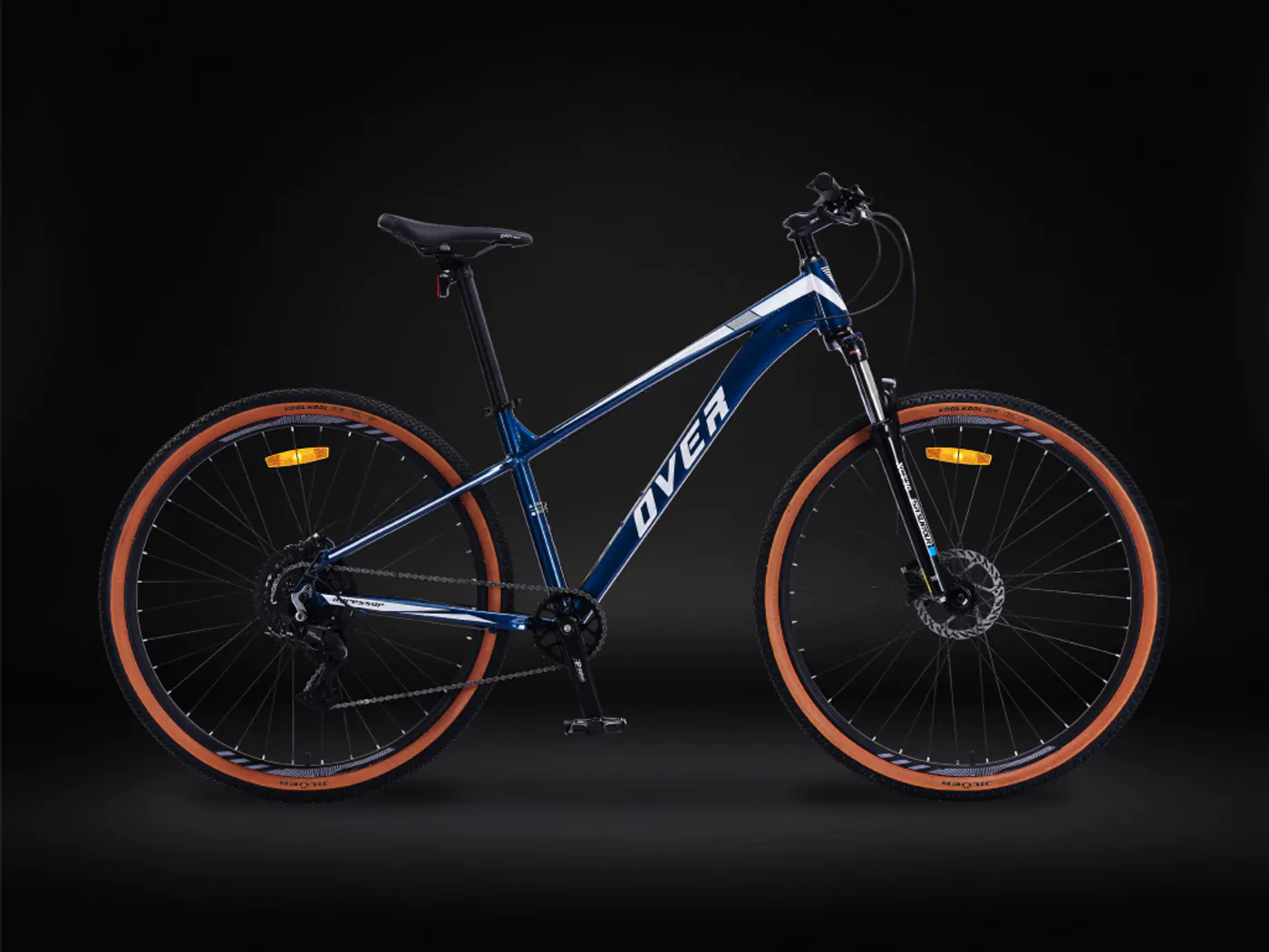 Bicicleta Overtech Agressor azul, de perfil sobre fondo negro