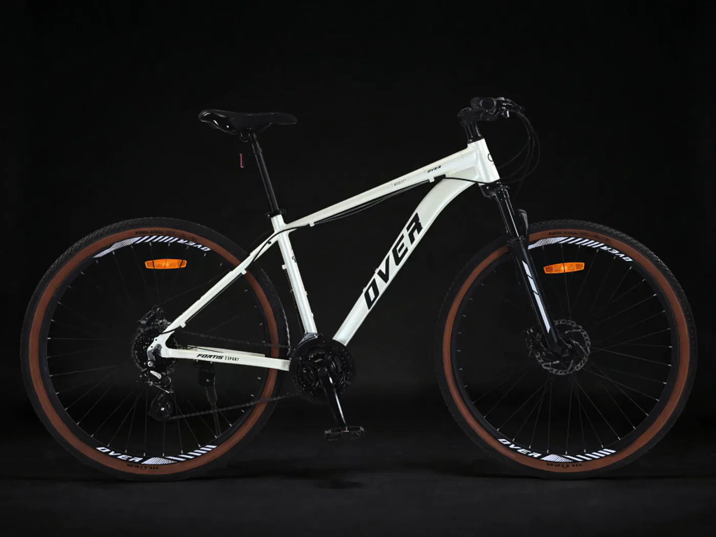 Bicicleta Overtech Fortis Sport blanca, de perfil sobre fondo negro
