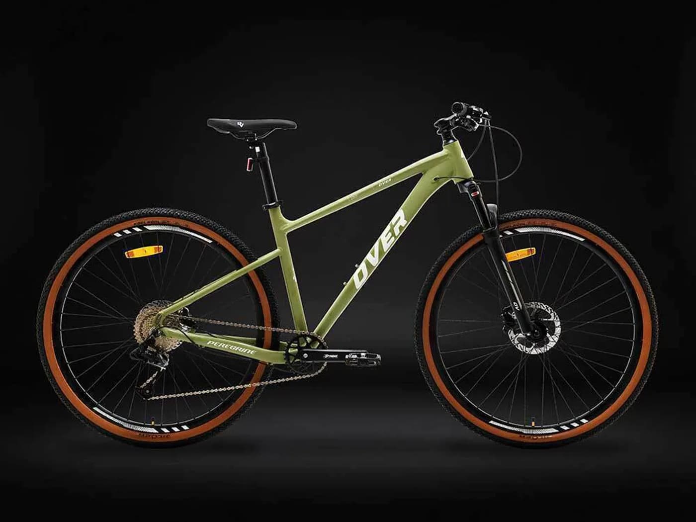Bicicleta Overtech Peregrine verde oliva, de perfil sobre fondo negro